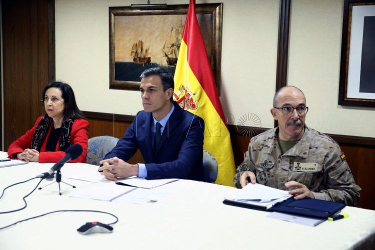 El presidente del Gobierno, Pedro Sánchez, junto a la ministra de Defensa, Margarita Robles, y el general Fernando Alejandre (d), jefe del Estado Mayor de la Defensa durante el tradicional mensaje navideño a las tropas españolas en las distintas misiones en el exterior que ha realizado hoy por videoconferencia desde el portaeronaves Juan Carlos I en la Base Naval de Rota (Cádiz)