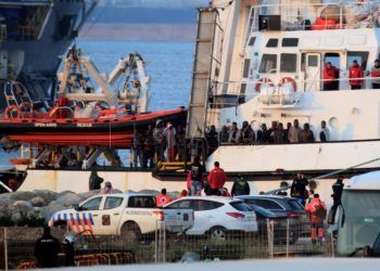 El buque Open Arms a su llegada al puerto de Crinavis de San Roque, en la Bahía de Algeciras (Cádiz), con más de 300 inmigrantes a bordo rescatados en el Mediterráneo