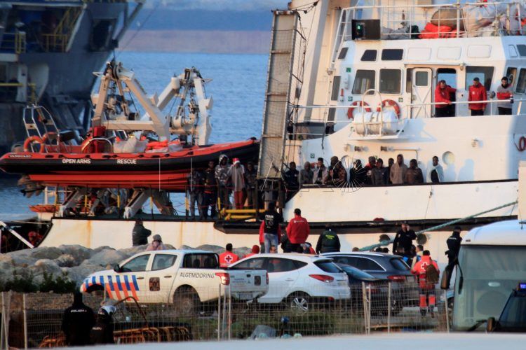 El buque Open Arms a su llegada al puerto de Crinavis de San Roque, en la Bahía de Algeciras (Cádiz), con más de 300 inmigrantes a bordo rescatados en el Mediterráneo