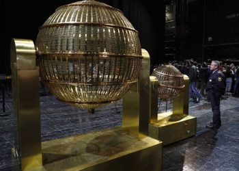 Los bombos de la lotería de Navidad llegan al Teatro Real