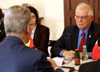 55_2019. LA VALETA (MALTA), 17/01/2019.- El titular de Exteriores maltés, Carmelo Abela (i), conversa con el ministro español de Exteriores, Josep Borrell (d), durante su reunión bilateral este jueves en La Valeta, Malta. Josep Borrell participa en el 15 Encuentro de "Diálogo 5+5, sobre el Mediterráneo occidental". EFE/ Domenic Aquilina