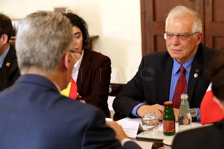 55_2019. LA VALETA (MALTA), 17/01/2019.- El titular de Exteriores maltés, Carmelo Abela (i), conversa con el ministro español de Exteriores, Josep Borrell (d), durante su reunión bilateral este jueves en La Valeta, Malta. Josep Borrell participa en el 15 Encuentro de "Diálogo 5+5, sobre el Mediterráneo occidental". EFE/ Domenic Aquilina