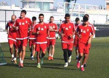 A la derecha de la imagen, Hamza Maruja, en un entrenamiento con sus compañeros