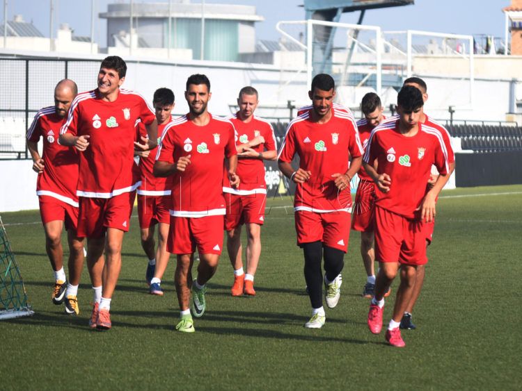 A la derecha de la imagen, Hamza Maruja, en un entrenamiento con sus compañeros