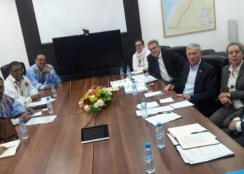 Miembros delegados del Colectivo de Defensores Saharauis de los Derechos Humanos (CODESA) celebran una reunión.