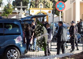 GRAF5817. MÁLAGA, 26/01/2019.- Servicios funerarios portan coronas de flores en el tanatorio de la barriada malagueña de El Palo, momentos antes de la llegada del féretro de Julen, el niño de dos años que cayó a un profundo y estrecho pozo el 13 de enero en Totalán (Málaga) y que fue rescatado hoy sin vida. EFE/Daniel Pérez