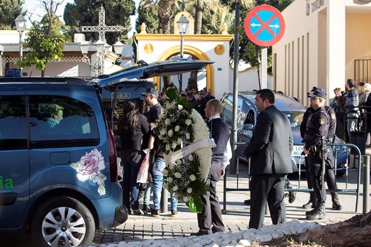 GRAF5817. MÁLAGA, 26/01/2019.- Servicios funerarios portan coronas de flores en el tanatorio de la barriada malagueña de El Palo, momentos antes de la llegada del féretro de Julen, el niño de dos años que cayó a un profundo y estrecho pozo el 13 de enero en Totalán (Málaga) y que fue rescatado hoy sin vida. EFE/Daniel Pérez