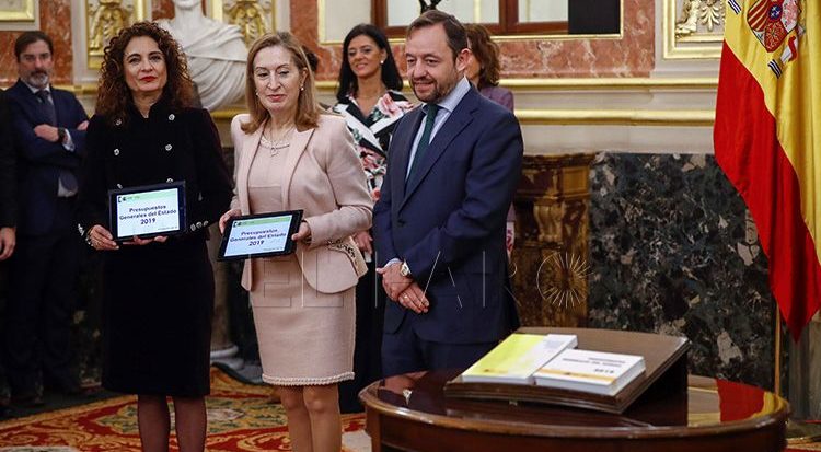 GRAF8440. MADRID, 14/01/2019.- La ministra de Hacienda, María Jesús Montero (i), hace entrega a la presidenta del Congreso de los Diputados, Ana Pastor (c), en presencia del presidente de la Comisión de Presupuestos, Francisco de la Torre (d), el Proyecto de Presupuestos Generales del Estado para 2019 aprobado el pasado viernes en Consejo de Ministros y que son clave para el futuro del Gobierno de Pedro Sánchez. EFE/Emilio Naranjo