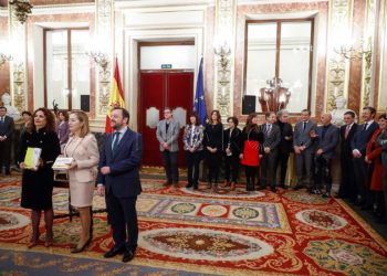 GRAF8437. MADRID, 14/01/2019.- La ministra de Hacienda, María Jesús Montero (i), hace entrega a la presidenta del Congreso de los Diputados, Ana Pastor (2i), en presencia del presidente de la Comisión de Presupuestos, Francisco de la Torre (3i), el Proyecto de Presupuestos Generales del Estado para 2019 aprobado el pasado viernes en Consejo de Ministros y que son clave para el futuro del Gobierno de Pedro Sánchez. EFE/Emilio Naranjo
