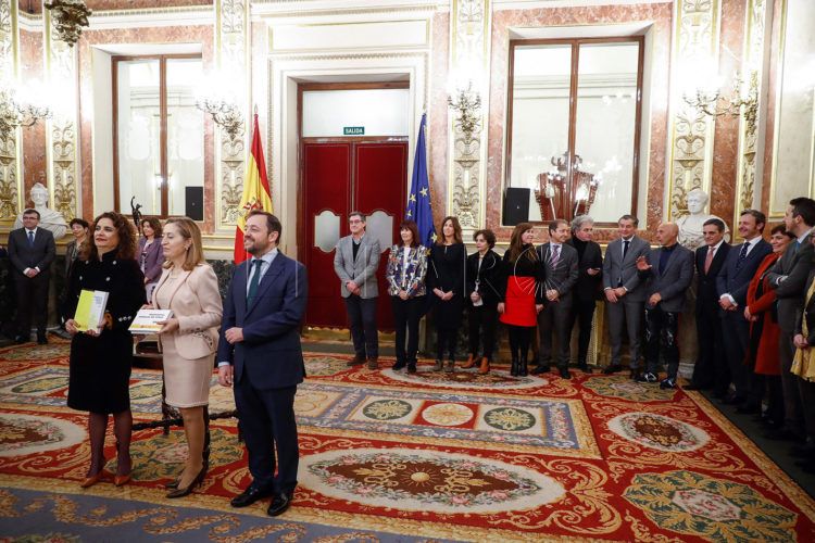 GRAF8437. MADRID, 14/01/2019.- La ministra de Hacienda, María Jesús Montero (i), hace entrega a la presidenta del Congreso de los Diputados, Ana Pastor (2i), en presencia del presidente de la Comisión de Presupuestos, Francisco de la Torre (3i), el Proyecto de Presupuestos Generales del Estado para 2019 aprobado el pasado viernes en Consejo de Ministros y que son clave para el futuro del Gobierno de Pedro Sánchez. EFE/Emilio Naranjo