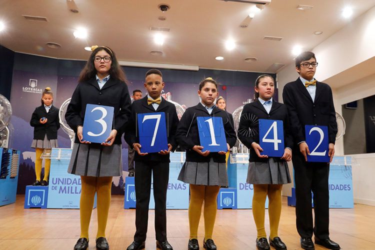 GRAF5197 MADRID, 6/1/2019.- El primer premio del sorteo extraordinario de la lotería del Niño, celebrado hoy y dotado con dos millones de euros por serie (200.000 euros al décimo), ha recaído en el número 37.142. EFE/Zipi