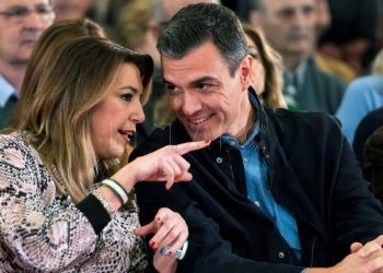 GRAF8245. SEVILLA (ESPAÑA), 16/02/2019.- El presidente del Gobierno y secretario general del PSOE, Pedro Sánchez (d), y la secretaria general de los socialistas andaluces, Susana Díaz (i), participan este sábado en el acto de presentación de la candidatura de Juan Espadas a la Alcaldía de Sevilla para las próximas elecciones municipales. EFE/ Raul Caro