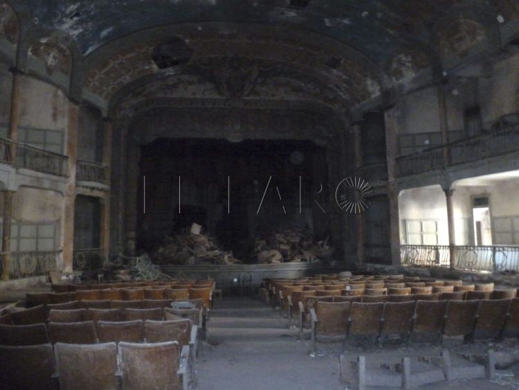 GRA292. TÁNGER (MARRUECOS), 13/12/2013.- Interior del Gran Teatro Cervantes, en Tánger (Marruecos), que cumple cien años reducido a un amasijo de ruinas que esconden la época dorada de España en esta ciudad del Estrecho y los avatares de un edificio que desde su fundación estuvo marcado por grandes dificultades económicas para subsistir. El Instituto Cervantes de Tánger inauguró hoy una exposición que resume la vida del teatro y, a través de una recopilación de diversos documentos (recibos, fotografías, planos, telegramas, recortes de periódicos), se relata no solo los fastos del edificio, sino también sus infortunios. EFE/Marta Miera