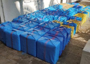 GRAF9369. CÁDIZ, 01/02/2019.- Fotografía facilitada por la Policía Real de Gibraltar de los 84 fardos de droga que contenían tres toneladas de hachís y que Salvamento Marítimo, en una operación marítima hispano-gibraltareña, ha incautado al rescatar esta madrugada en la Bahía de Algeciras (Cádiz), a aproximadamente dos millas náuticas del Peñón de Gibraltar, a tres tripulantes de una narcolancha que se estaba hundiendo. EFE/Policía Real de Gibraltar