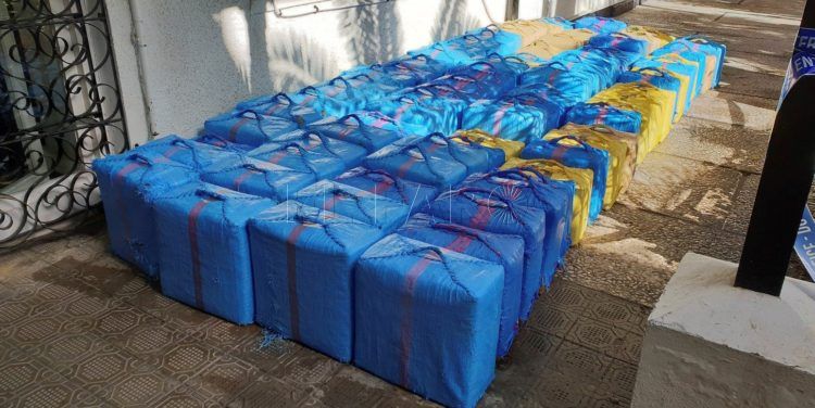 GRAF9369. CÁDIZ, 01/02/2019.- Fotografía facilitada por la Policía Real de Gibraltar de los 84 fardos de droga que contenían tres toneladas de hachís y que Salvamento Marítimo, en una operación marítima hispano-gibraltareña, ha incautado al rescatar esta madrugada en la Bahía de Algeciras (Cádiz), a aproximadamente dos millas náuticas del Peñón de Gibraltar, a tres tripulantes de una narcolancha que se estaba hundiendo. EFE/Policía Real de Gibraltar