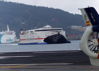 barcos y helicoptero