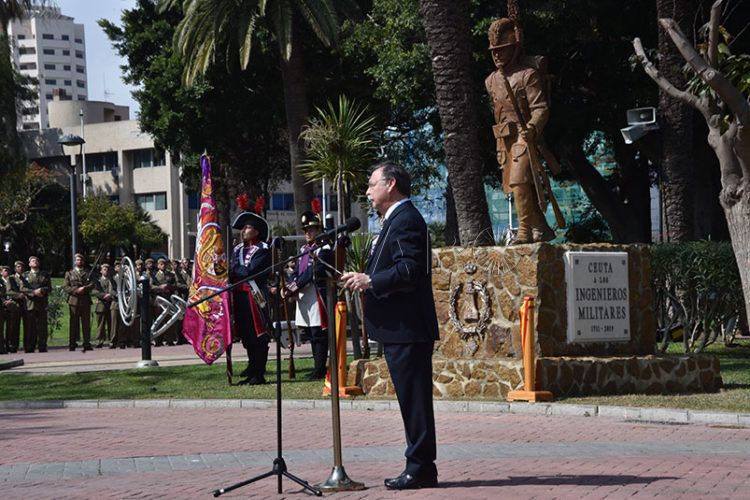 homenaje ingenieros estatua jardines argentina 35