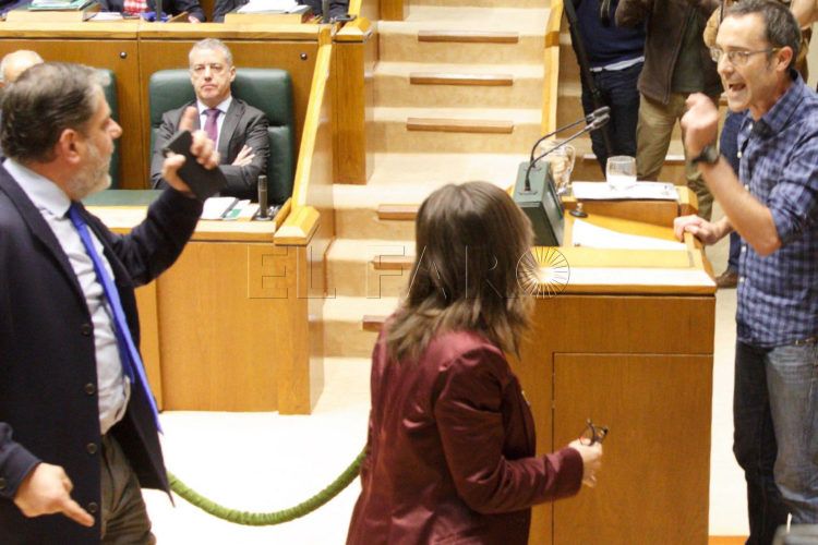 GRAFCAV3174. VITORIA (ÁLAVA), 04/04/2019.- Los parlamentarios del PP increpan al parlamentario de EH Bildu Julen Arsuaga, durante el debate en el Parlamento Vasco de la ley que reconocerá a las víctimas de abusos policiales cometidos en Euskadi entre 1978 y 1999, y que modifica parcialmente otra de 2016 que no pudo aplicarse al ser recurrida ante el Tribunal Constitucional. EFE/David Aguilar.