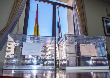 urnas con banderas fondo