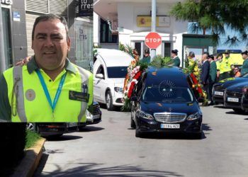 GRAF1504. ALGECIRAS (CÁDIZ), 31/05/2019.- El coche fúnebre durante el entierro del Guardia Civil Fermín Cabezas, quien murió ayer jueves, en la carretera A-7, en Los Barrios, cuando perseguía en su moto oficial a un vehículo durante una operación contra el narcotráfico. EFE/A.Carrasco Ragel.