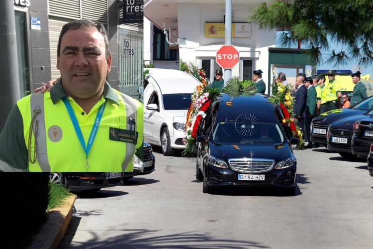 GRAF1504. ALGECIRAS (CÁDIZ), 31/05/2019.- El coche fúnebre durante el entierro del Guardia Civil Fermín Cabezas, quien murió ayer jueves, en la carretera A-7, en Los Barrios, cuando perseguía en su moto oficial a un vehículo durante una operación contra el narcotráfico. EFE/A.Carrasco Ragel.