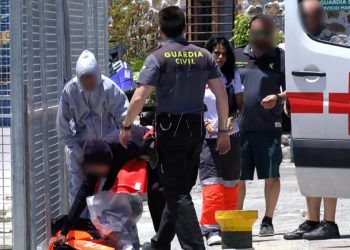 guardia-civil-cruz-roja-puerto-deportivo-inmigracion