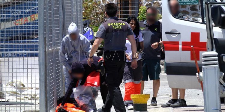 guardia-civil-cruz-roja-puerto-deportivo-inmigracion
