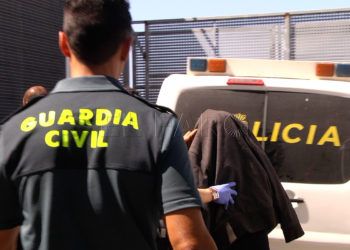 inmigrantes-interceptados-puerto-trasladados-policia-11