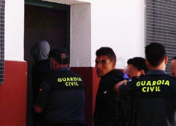 inmigrantes-interceptados-puerto-trasladados-policia-9