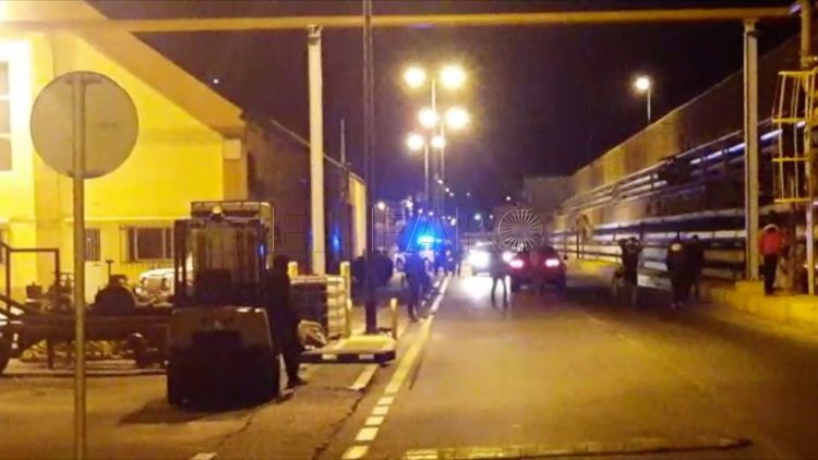 inmigrantes-pedradas-puerto-herido-trabajador-2