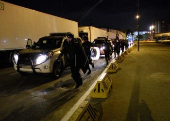 inmigrantes-puerto-batalla-campal-guardia-civil-20