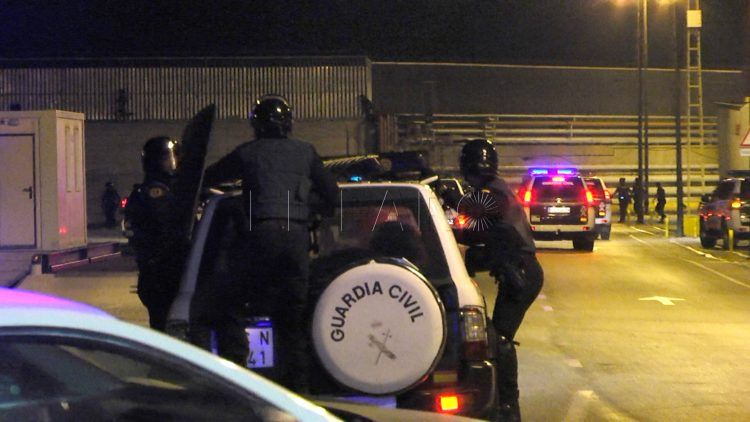 inmigrantes-puerto-batalla-campal-guardia-civil-24