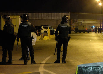 inmigrantes-puerto-batalla-campal-guardia-civil-37