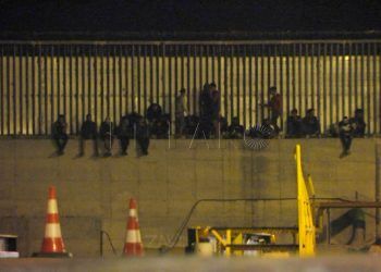 inmigrantes-puerto-batalla-campal-guardia-civil-6