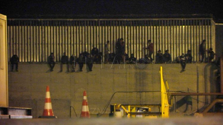 inmigrantes-puerto-batalla-campal-guardia-civil-6