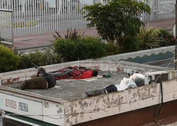 inmigrantes-puerto-durmiendo-encima-inmuebles