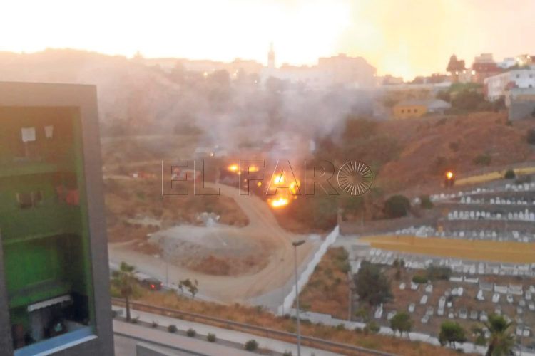 bomberos-incendio-cementerio-musulman