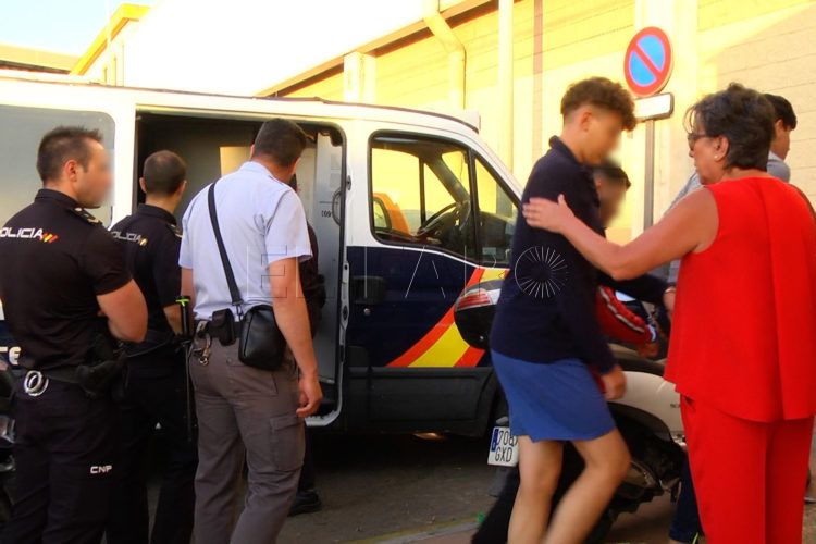 menores-desalojo-incendio-santa-amelia-2