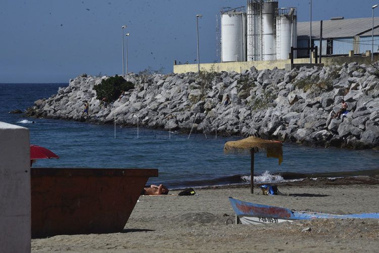 playa-benitez-limpieza-vertido