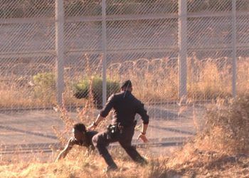 subsahariano-intenta-escapar-guardia-civil-26j