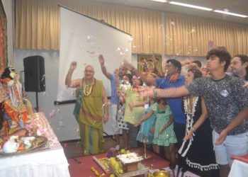 Los asistentes hicieron Pushpanjali una ofrenda de petalos de flores.