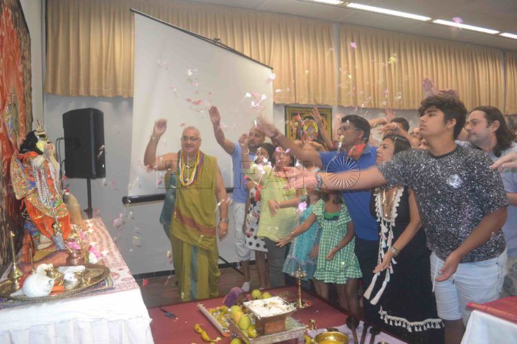 Los asistentes hicieron Pushpanjali una ofrenda de petalos de flores.