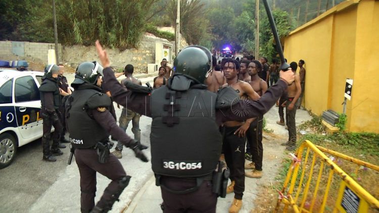 aegc-inmigrantes-salto-valla-benzu