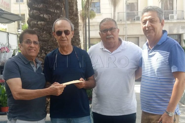 Luna-blanca-recibe-cheque-Festival-holi