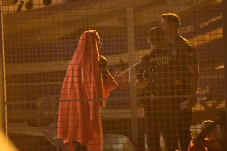 guardia-civil-detiene-embarcacion-inmigrantes-1