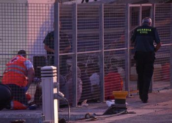 guardia-civil-detiene-embarcacion-inmigrantes-10