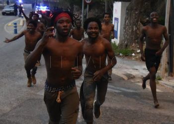 inmigrantes-saltan-valla-benzu-5