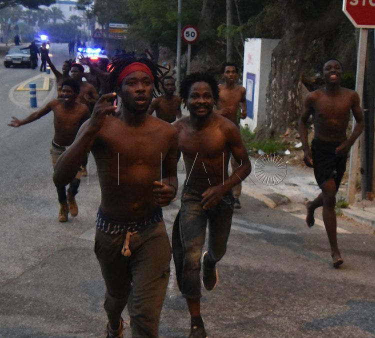 inmigrantes-saltan-valla-benzu-5