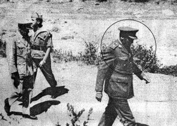 El general Héctor Vázquez visitando unas guarniciones del Sahara