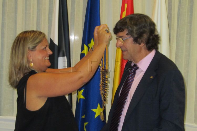 jose-eduardo-garcía-pérez-notario-cambio-collares-rotary-club